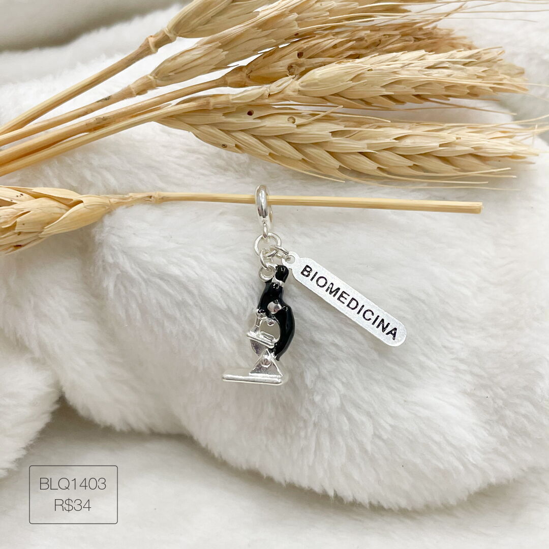 Berloque Biomedicina c/ Microscópio Pendurado Esmaltado Prateado